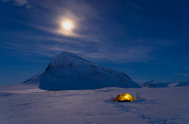 księżyc i namiot - winter landscape sweden snow zdjęcia i obrazy z banku zdjęć