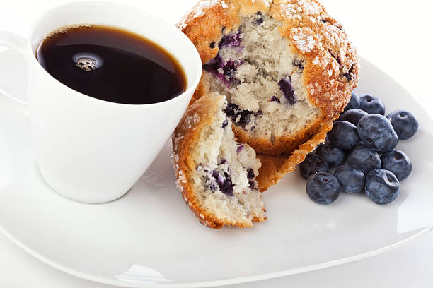 мафин с голубикой и кофе - coffee muffin blueberry muffin pouring стоковые фото и изображения