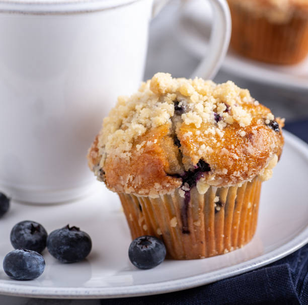 черничные кексы с чашкой кофе - muffin cake cupcake blueberry muffin стоковые фото и изображения