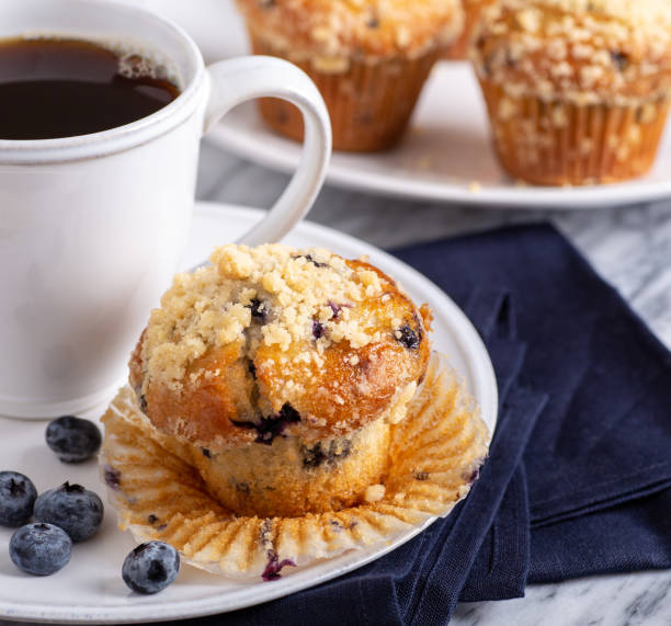 magdalenas de arándanos con taza de café - coffee muffin pastry blueberry muffin fotografías e imágenes de stock