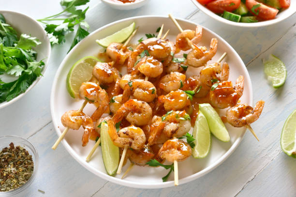 креветки шампуры - prepared shrimp prawn grilled lime стоковые фото и изображения