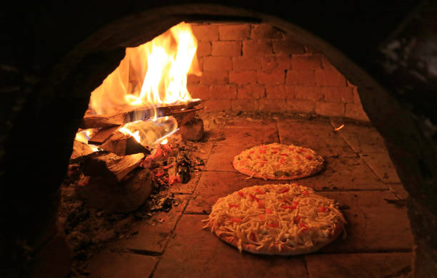 pizzas mit käse und tomatenmark in den holzfeuerofen gehackt - double oven stock-fotos und bilder
