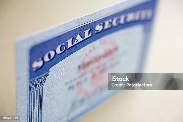 Cartão De Social Security - Fotografias de stock e mais imagens de Cartão de Social Security - Cartão de Social Security, Reforma - Assunto, Bilhete de Identidade