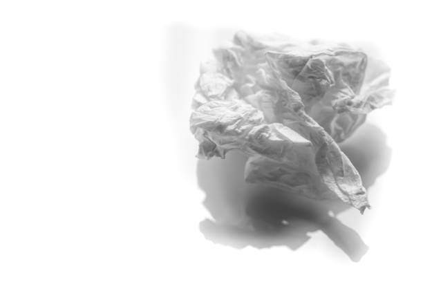texture de papier de soie froissé sur fond blanc de texture acrylique, gros plan et macro shot, focus sélectif, ton noir et blanc - tissue crumpled toilet paper paper photos et images de collection