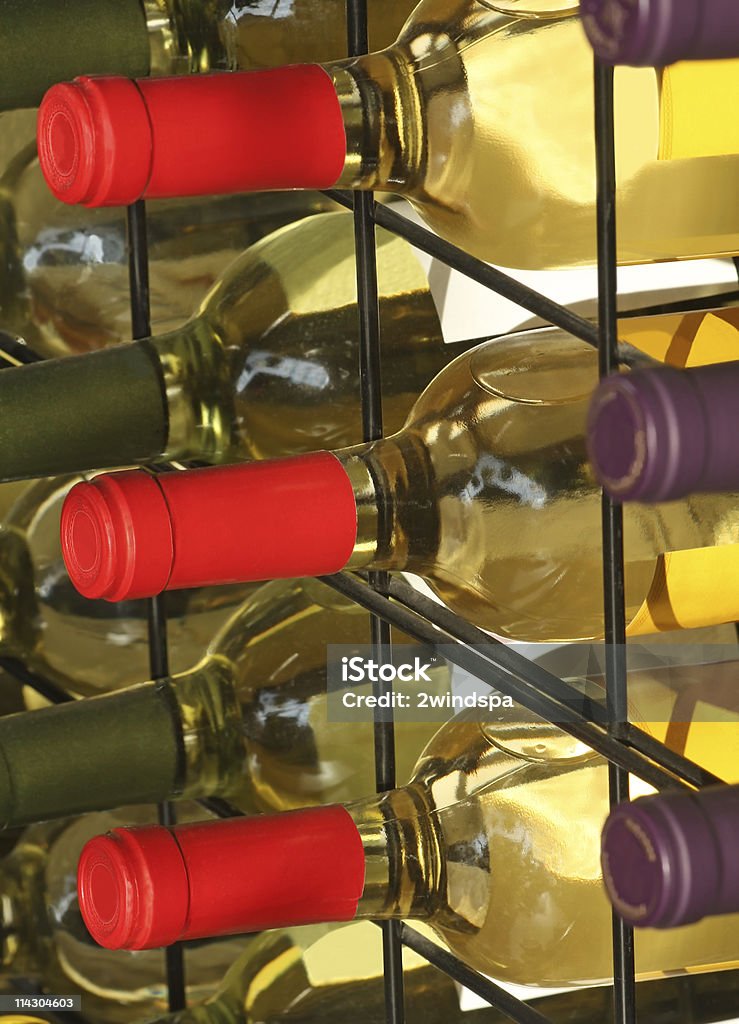 Drei Wein Flaschen mit Red Caps - Lizenzfrei Alkoholisches Getränk Stock-Foto