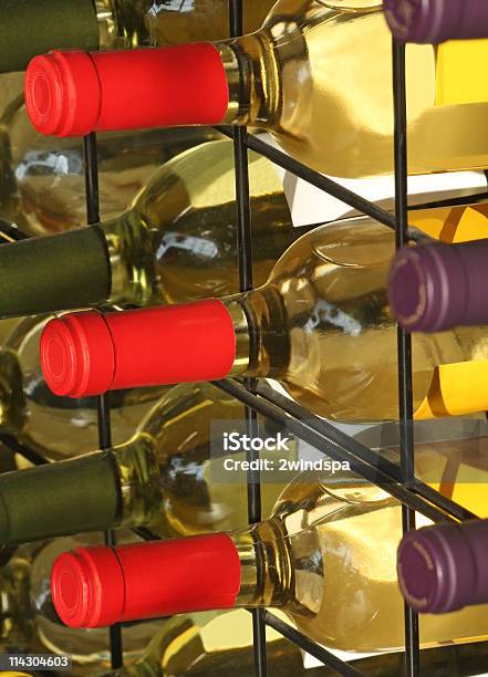 Três Garrafas De Vinho Com Tampas Vermelhas - Fotografias de stock e mais imagens de Amarelo - Amarelo, Bebida Alcoólica, Cor preta