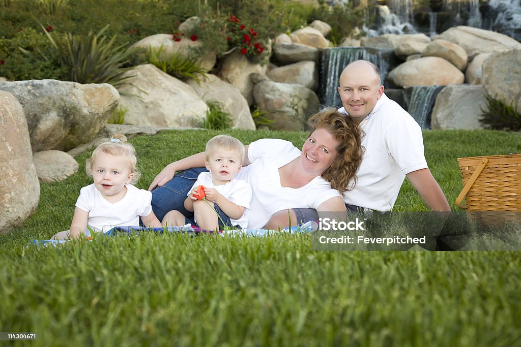 Heureux jeune famille avec les Twins Portrait de Park - Photo de Activité libre de droits