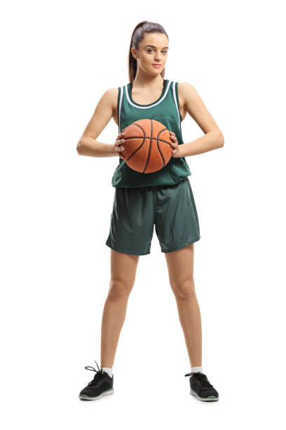 joueur de basket féminin retenant un panier et posant - womens basketball photos et images de collection