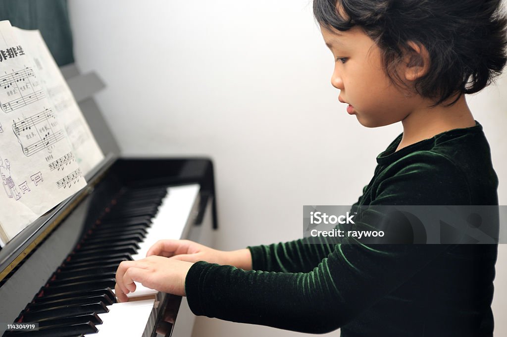 Enfant asiatique jouant du piano - Photo de 4-5 ans libre de droits