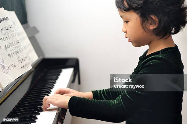 Photo libre de droit de Enfant Asiatique Jouant Du Piano banque d'images et plus d'images libres de droit de 4-5 ans - 4-5 ans, Apprentissage, Asiatique de l'Est et du Sud-Est