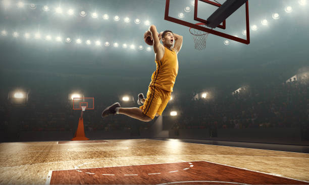il giocatore di basket fa il salto. slam dunk - jump shot foto e immagini stock