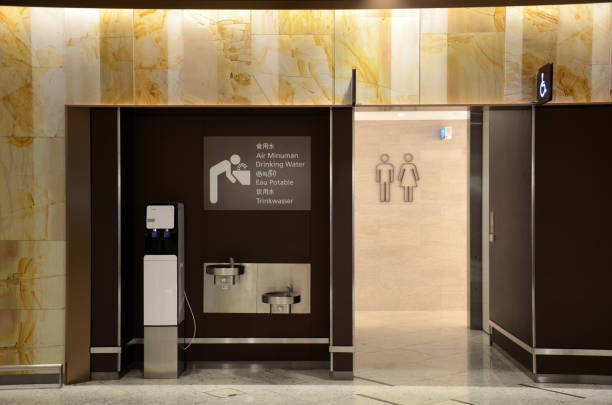 neu gebaute toilette im flughafen jewal changi in singapur. - shopping mall flash stock-fotos und bilder