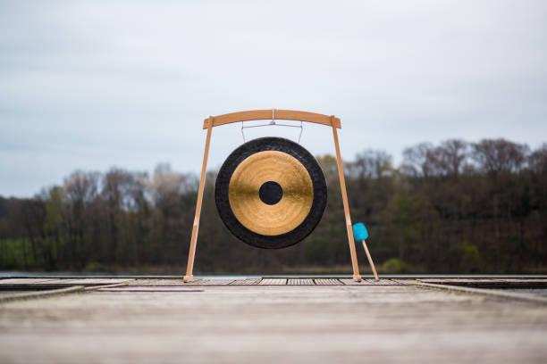 gong meditation - peace on earth audio stock-fotos und bilder