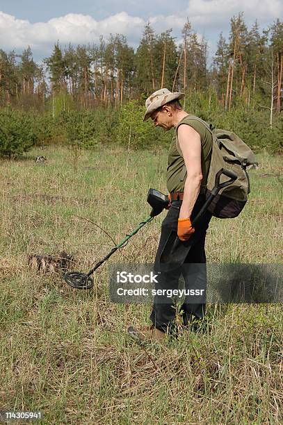 Uomo Con Metal Detector - Fotografie stock e altre immagini di Adulto - Adulto, Ambientazione esterna, Armi