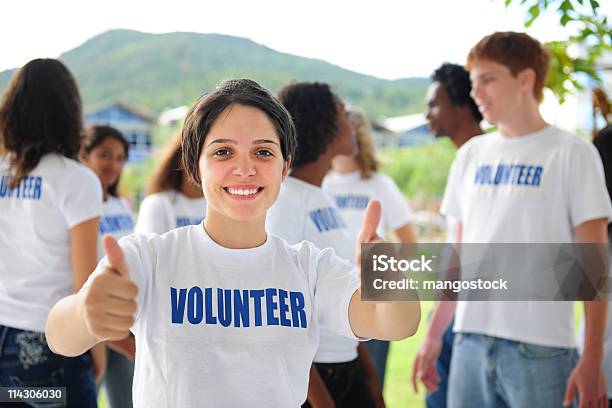 Foto de Voluntário Garota Feliz Mostrando Os Polegares Para Cima O Sinal e mais fotos de stock de Voluntário