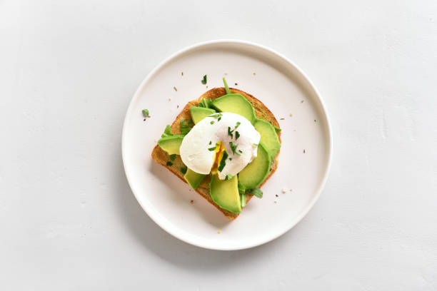 ovos escalfados no pão torrado - appetizer bread breakfast close up - fotografias e filmes do acervo