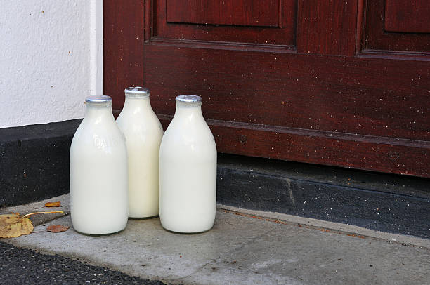 牛乳瓶の目 - milk bottle bottle milk doorstep ストックフォトと画像