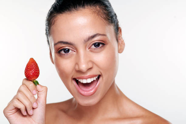 puis-je vous intéresser à une fraise? - attractive female indoors lifestyles clean photos et images de collection