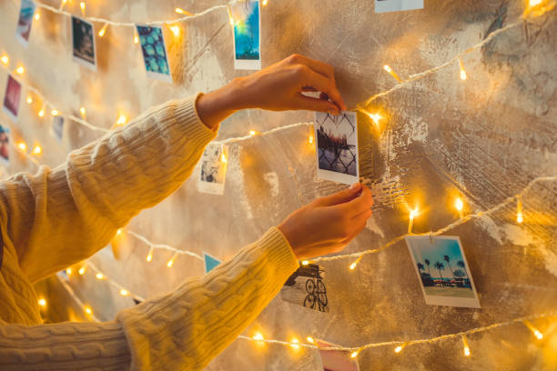 jonge vrouw weekend thuis versierd slaapkamer plakken foto - omwalling fotos stockfoto's en -beelden