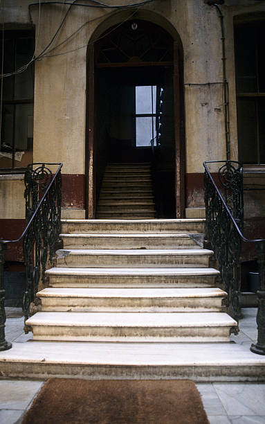 porta da frente e a poucos passos de uma casa, taksim, istambul, turquia - staircase steps istanbul turkey - fotografias e filmes do acervo