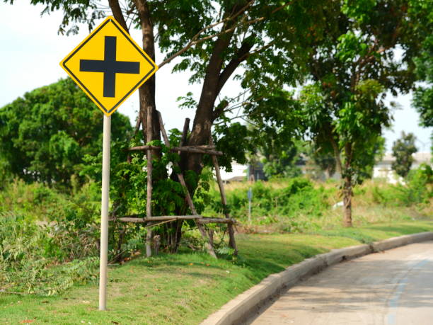 borne de sinal da interseção - abstract arrow sign close up warning sign - fotografias e filmes do acervo