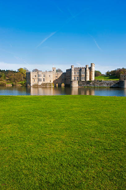 castelo de leeds, em kent - leeds castle imagens e fotografias de stock