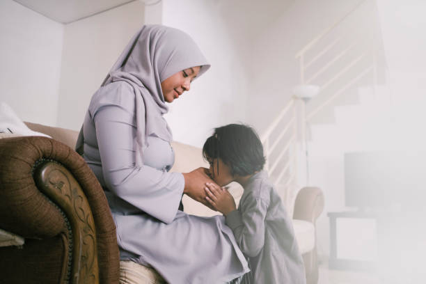 daughter seeking for forgiveness to her mother on the eid mubarak Family time hari raya family stock pictures, royalty-free photos & images