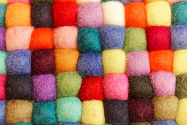 esferas coloridas diferentes das lãs - felt wool sphere textile - fotografias e filmes do acervo