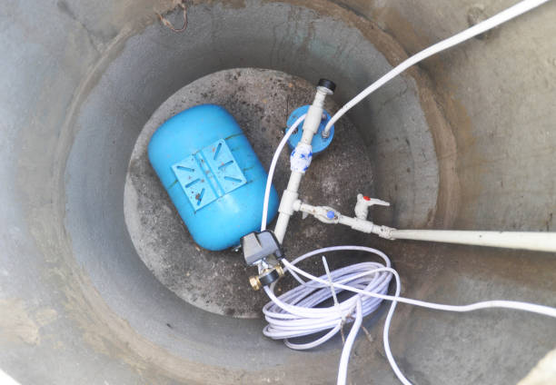 물 공급 시스템을 가진 새로운 보어 홀. 물 시추공, 유압 축 압 기, 필터, 물 우물, 물 펌프. - borehole 뉴스 사진 이미지