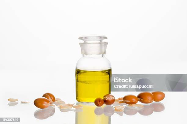 Olio Di Argan Con Frutta - Fotografie stock e altre immagini di Olio da tavola - Olio da tavola, Olio di argan, Seme