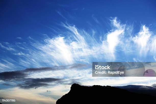 Cielo Dramático Foto de stock y más banco de imágenes de Alegre - Alegre, Anochecer, Arriba de