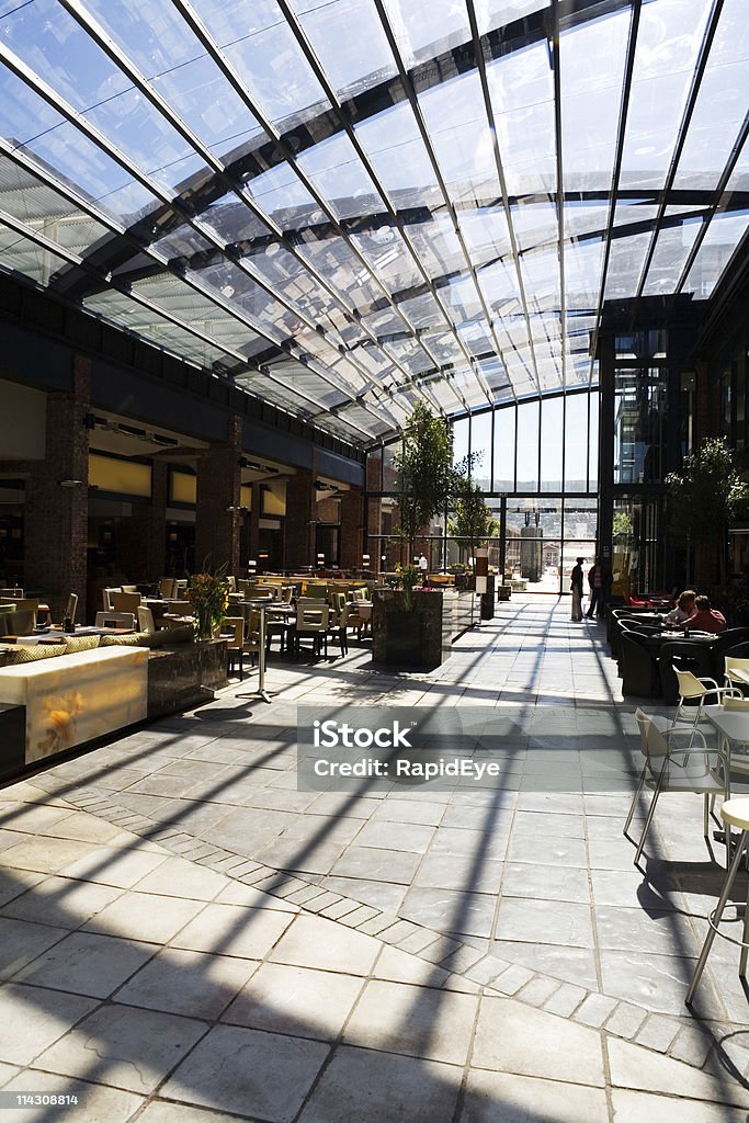 Conductos techo de vidrio mall, restaurantes en - Foto de stock de Interior libre de derechos