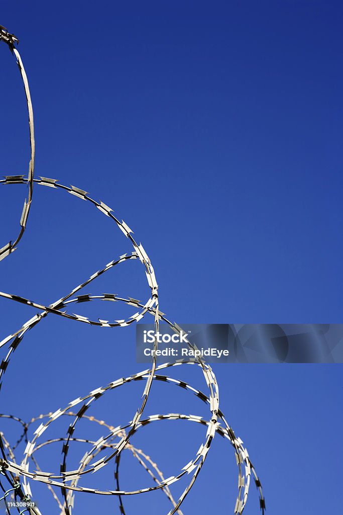 Fil barbelé coupant, Bleu ciel - Photo de Au bord de libre de droits