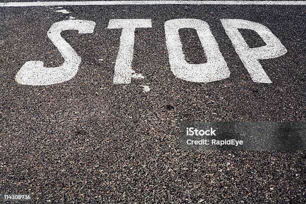 Señal De Stop Foto de stock y más banco de imágenes de Asfalto - Asfalto, Blanco - Color, Carretera de tierra