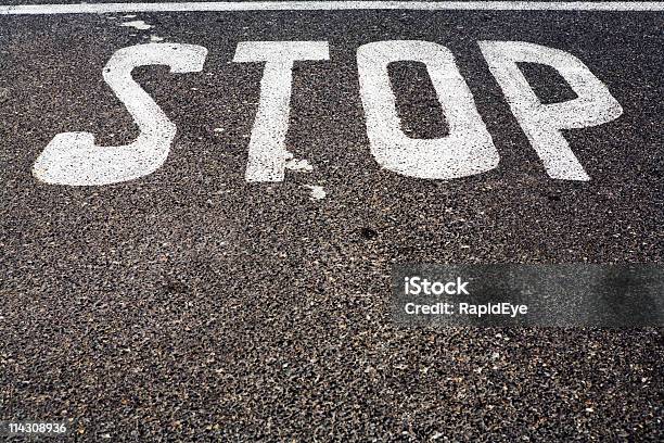 Segnale Di Stop - Fotografie stock e altre immagini di Asfalto - Asfalto, Bianco, Colore nero