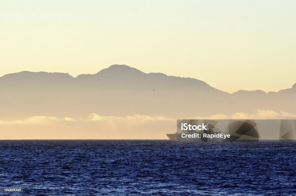 새벽 무렵 전함 - 로열티 프리 군용 함선 스톡 사진