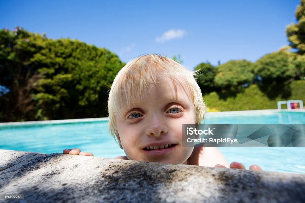 Mały chłopiec, duży basen - Zbiór zdjęć royalty-free (Basen)