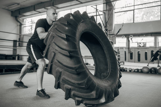 남자 드는 무거운 타이어 - strongman weightlifting human muscle men 뉴스 사진 이미지