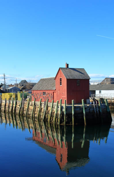 muelle con choza de pesca roja conocida como motif number one en rockport - england new coastline house fotografías e imágenes de stock