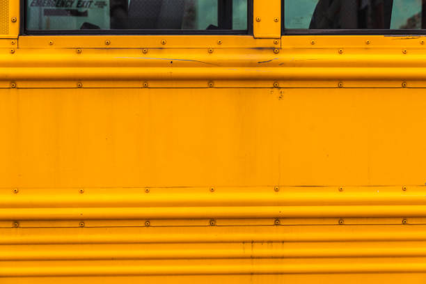 vecchio scuolabus giallo a new york, usa - old paintwork immagine foto e immagini stock