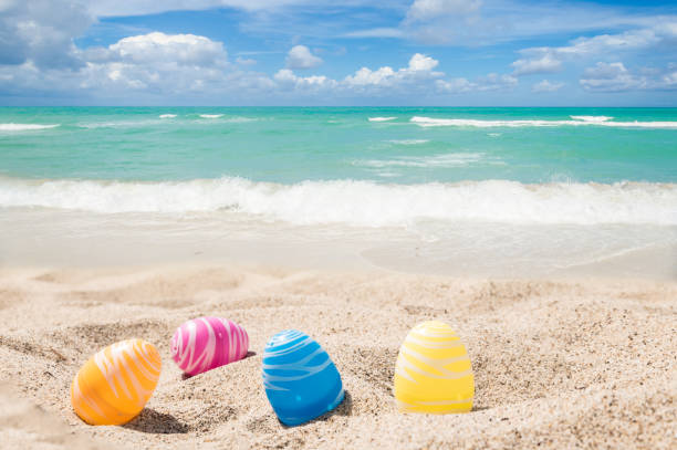 króliczek wielkanocny z kolorowymi jajkami na plaży oceanicznej - sand text alphabet beach zdjęcia i obrazy z banku zdjęć