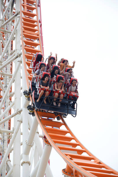 parc d’attractions luna park à coney island beach, new york city, états-unis - screaming fear teenager shouting photos et images de collection