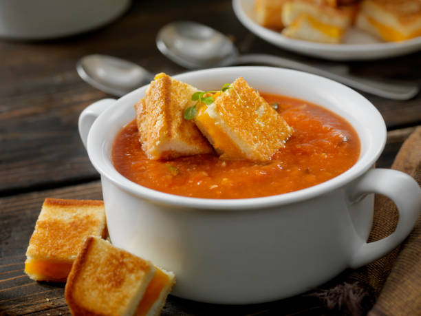 tomate asado, ajo y sopa de albahaca con croutons de queso a la plancha - sopa de tomate fotografías e imágenes de stock