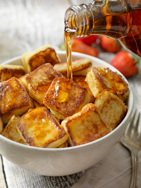 хрустящий французский тост укусов с кленовым сиропом - french toast syrup pouring juice стоковые фото и изображения