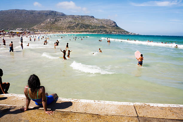 sommer-strand - cape town beach crowd people stock-fotos und bilder