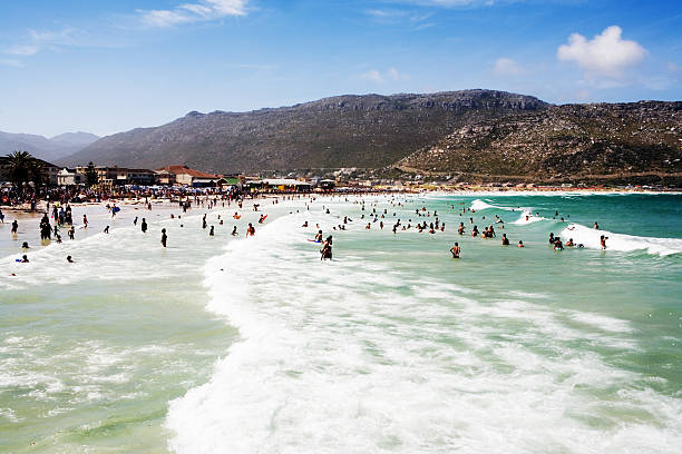 sommer-strand - cape town beach crowd people stock-fotos und bilder