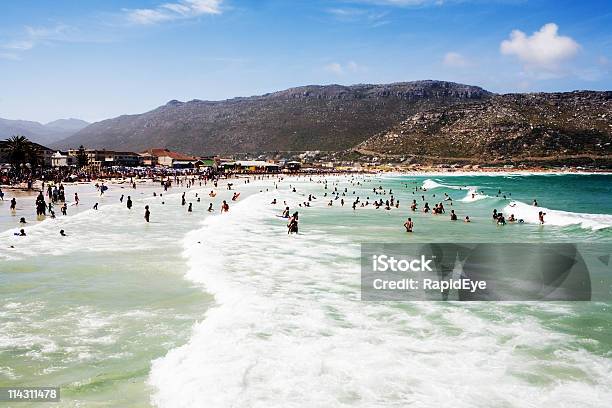 Летом Пляж Толпы — стоковые фотографии и другие картинки Пляж - Пляж, Африка, В воде