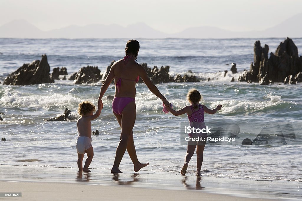 Mama & dzieci na morze - Zbiór zdjęć royalty-free (Dziewczyny)