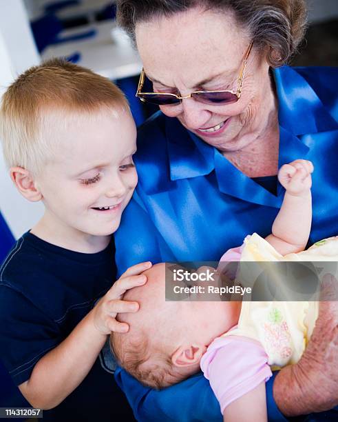 Gran Con Nietos Foto de stock y más banco de imágenes de 80-89 años - 80-89 años, Abuela, Abuelos