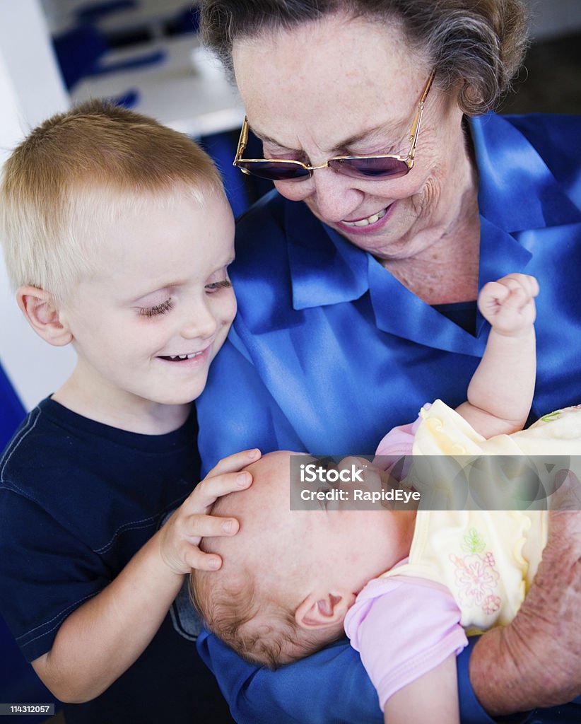 Gran con nipoti - Foto stock royalty-free di 80-89 anni